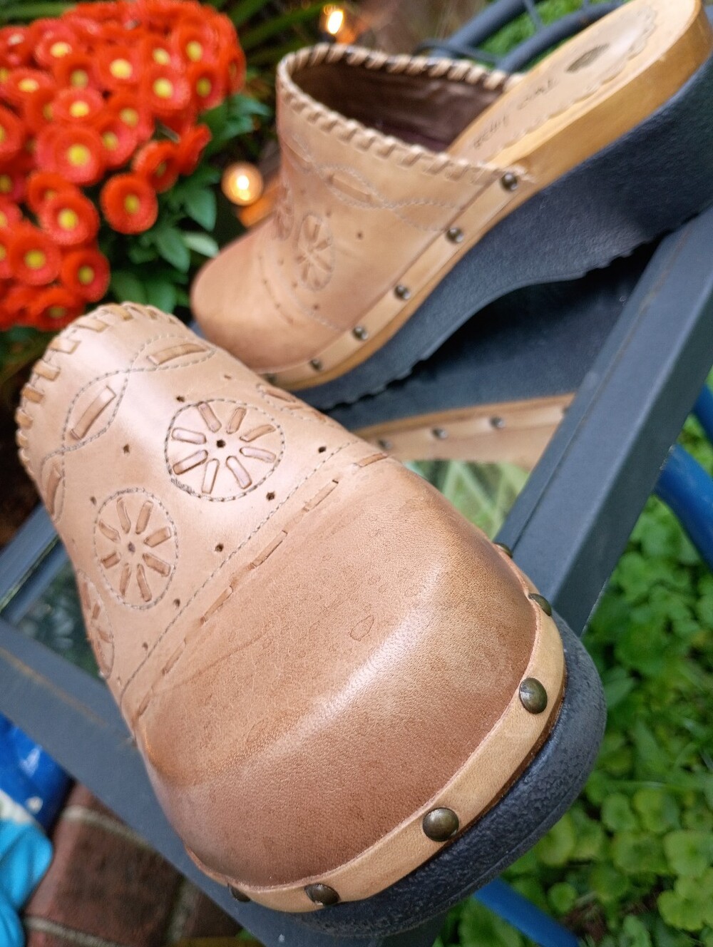 TWO LIPS SZ 8 LOUISE SUPPLE HANDCRAFTED  LEATHER BOHO STUDDED CLOGS NWOT Y2K